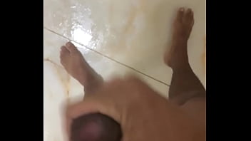 Eu me masturbando depois de receber um mude de uma amiga