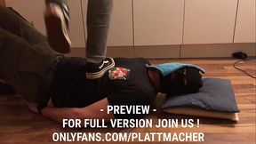 Trampling with 89 kg in black vans