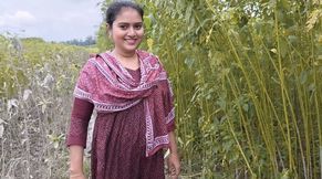 Video of Fucking a Beautiful Desi Girl While Eating Jute