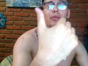 Chacal activo se masturba con un globo de condón y saca mucho semen