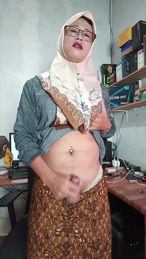 Masturbating Hijab Ladyboy Cums