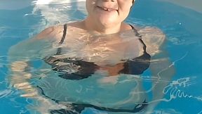 dans la piscine