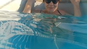 dans la piscine