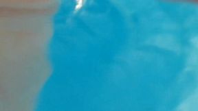 dans la piscine