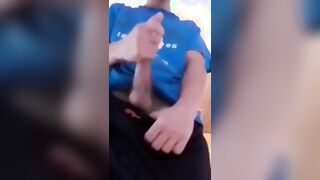 Estudiante universitario le encanta jugar con su polla