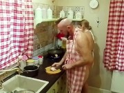 Мачеха соблазняет меня пока я готовлю ужин