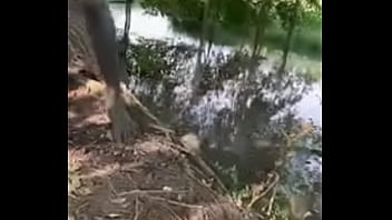 Bơi bị tuột quần