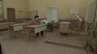 La bionda dalle tette enormi Monique Covet si fa martellare il culo in una doppia penetrazione mentre succhia un cazzo in lingerie per un finale disordinato con sperma in bocca