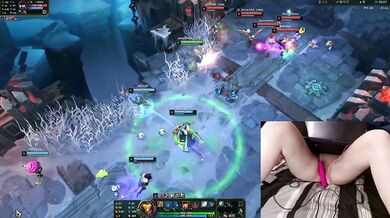 Hot Deutsche Gamer Girl zocken League Legends while shaved pussy gets vibrated raw.
