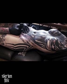 Serjenfox is getting her Pussy tattooed