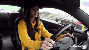 ”Ersties: Milena macht mit ihrem gelben Camaro eine heiße Spritztour auf der Autobahn”