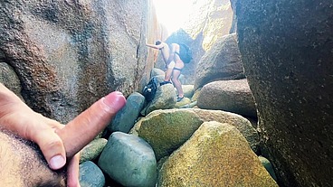 TWINK NOVINHO LEVANDO RÔLA DE DOIS TURISTAS NA PRAIA DE NUDISMO EM FLORIANÓPOLIS