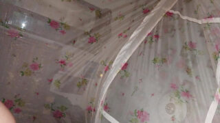 Heiße 18-Jährige lässt sich ihren knackigen Hintern durchnehmen