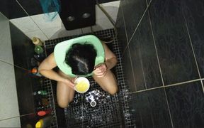 Sexi Wife Taking Enormous Load of Piss on Face