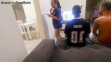 Ela teve que espera o jogo acabar para seu marido e o amigo dele fazerem uma dupla penetração nela