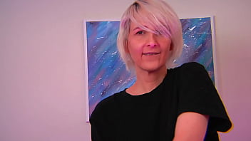 The blonde loves to look at him while cumming