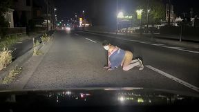 女装子まゆちゃんが深夜の路上で全裸になって大股開いている横を車が通り過ぎていく