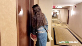 MILF amatoră cu fund mare în ciorapi se bucură de sex anal dur și de o creampie masivă