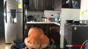 CHICA CONTRATA AL FONTANERO PARA ARREGLAR TUBO ROTO Y LE PAGA CON UNA FOLLADA