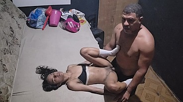 eu escutava os gritos da minha colega com um homem mas velho no quarto