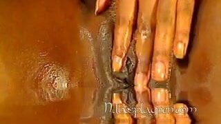 Film solo cu o amatoră, Nilou Achtland, care se masturbează