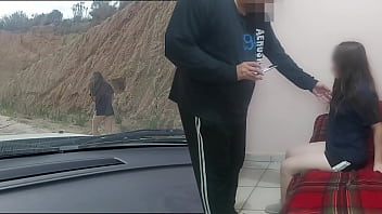 Viejo Encuentra a Morrita putipobre de colonia marginal y le ofrece dinero por usarla como bolsa de semen, jovencita real, no fingido 18 yo - SUBTITULOS en ingl&eacute_s