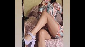 Cruza la pierna en vestido corto