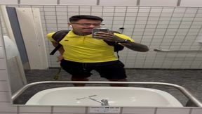 estudante dotado no banheiro da faculdade