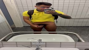 estudante dotado no banheiro da faculdade