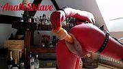 Anal6Sklave in Latex lockert seine Analfotze für den Herrn