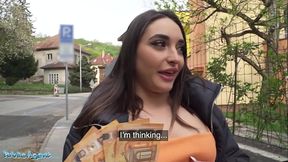 Latina agent loses her phone in public and gets help from a stranger to fix it