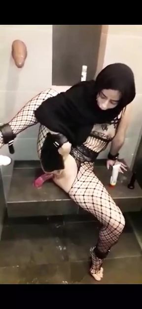 Arab enjoys anal fucking so much that she comes in spurts