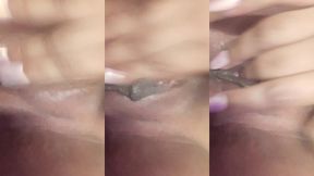chica joven mojada jugando con su vagina
