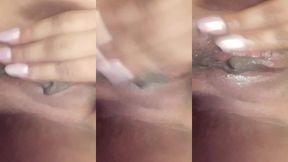 chica joven mojada jugando con su vagina