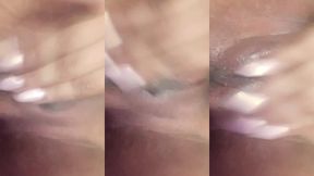chica joven mojada jugando con su vagina