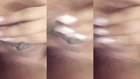 chica joven mojada jugando con su vagina