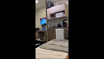 SAI PRO BLOCO DE CARNAVAL ESQUECI A PORTA ABERTA, QUANDO VOLTEI MINHA VIZINHA ESTAVA NA CAMA ME ESPERANDO QUERENDO TRANSAR - KTAL