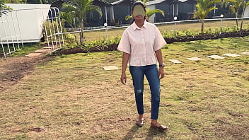 कोमल वेकेसन पर अपने पति के साथ गई थी और पडोसी के रूम  जाकर चूत गई