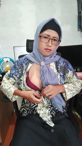 Hijab Shemale with Big Cock Masturbate Until She Cum