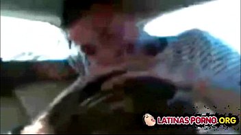 Chilenos hacen una org&iacute_a con una puta en el carro WWW.LATINASPORNO.NET