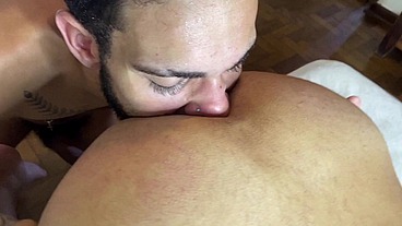 Gui e Marcos fudendo gostoso com direito a bastante leite.