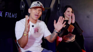 Latina excitată, matură, Vicca, își face țâțele mari sărind în timp ce fute în anus amator