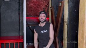 deux beaux mecs espagnols baisent bareback dans une backroom de madrid