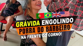 Esposa Gr&aacute_vida Provoca Barbeiro, Chupa at&eacute_ Levar Gozada na Garganta, e Sela com um Beijo no Marido Corno.