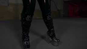 Latex slut mouthfuck