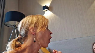 Alice Maze nhét một chiếc dương vật giả khổng lồ vào sâu bên trong hậu môn chật hẹp của mình