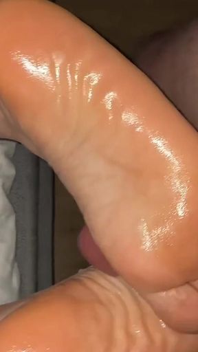 Sexy BBW Ass and Cum on Oiled Soles