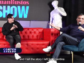 Culona latin babe tiene sexo duro frente a gordo pajero en publico - Knock Knock & Juan Bustos Show