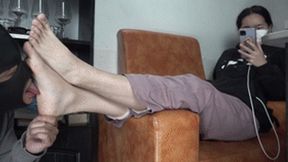 Jiajia's alluring feet, licking and sucking toes!