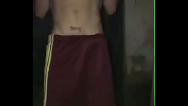 Dotado encheu minha boca de leite no terreno abandonado